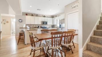 House, 5 Bedrooms | Dining