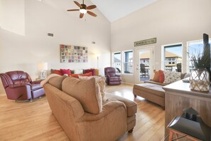 House, 5 Bedrooms | Living area