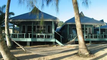Bangalô conforto, 1 quarto, de frente para a praia | 1 quarto, roupas de cama premium, cofres nos quartos, Wi-Fi de cortesia
