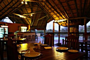 Café da manhã, almoço e jantar; local e internacional 