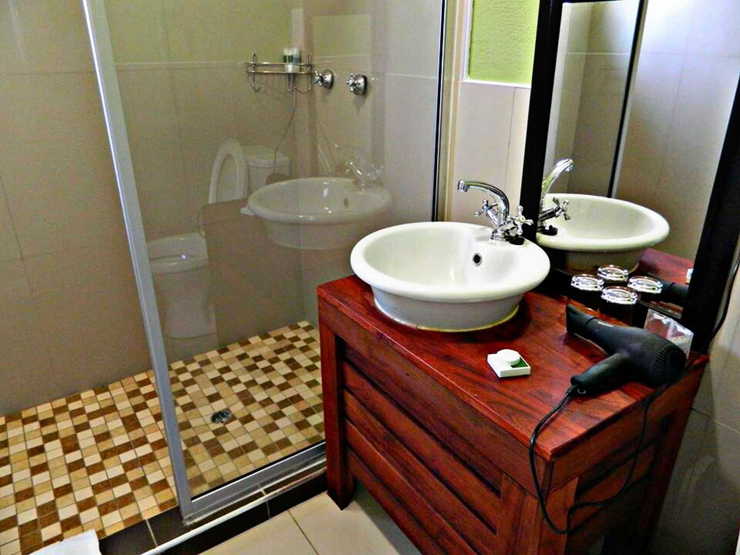 Ducha, artículos de higiene personal gratuitos y toallas