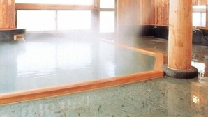 A wooden interior with a large open space, wooden pillars, and a window. - Matsukaneya Annex (Yamagata)