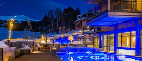 2 piscines couvertes, 2 piscines extérieures, chaises longues