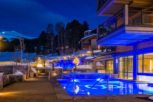 2 indendørs pools, 2 udendørs pools, liggestole