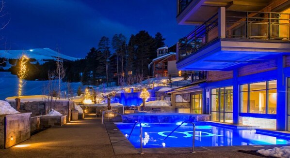 2 indoor pools, 2 outdoor pools, open 10:00 AM to 10:00 PM, sun loungers - The Grand Colorado on Peak 8 (Breckenridge)