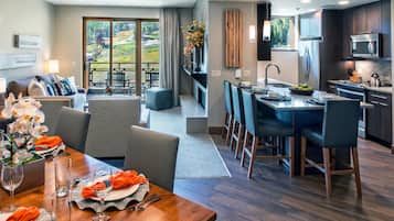 Grand Condo, Balcony (2-Bedroom Colorado) | In-room dining