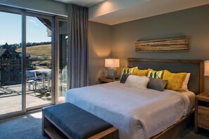 Ropa de cama de alta calidad y caja de seguridad en la habitación 