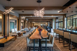 Serveert lunch, diner en brunch