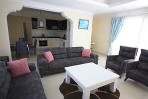 Villa, 3 Schlafzimmer | Wohnbereich | 50-Zoll-LCD-Fernseher mit Satellitenempfang, Fernseher