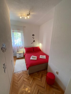 3 Schlafzimmer, Schreibtisch, schallisolierte Zimmer