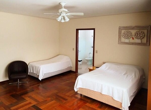 3 bilik tidur, peralatan tempat tidur hipoalergenik, meja 