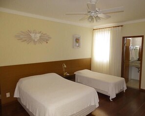 アパートメント | 低刺激性寝具、デスク、WiFi (無料)、ベッドシーツ