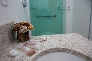 Ducha, artículos de higiene personal gratuitos y secador de pelo