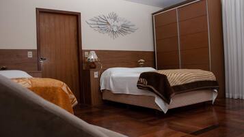 3 quartos, roupas de cama antialérgicas, escrivaninha, Wi-Fi de cortesia