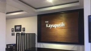 Un área de recepción con un cartel que dice "THE Kayuputh".