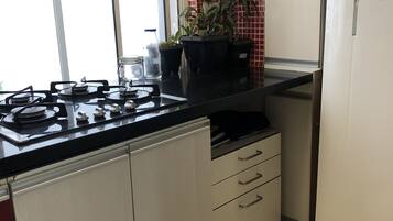 Geladeira grande, micro-ondas (mediante solicitação), fogão, cooktop