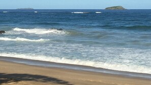 Plage, chaises longues