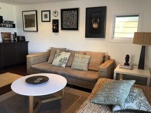 Smart TV, Netflix, books, streaming services