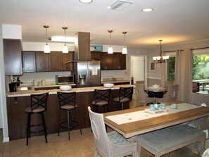 Kylskåp, mikrovågsugn, ugn och spishäll