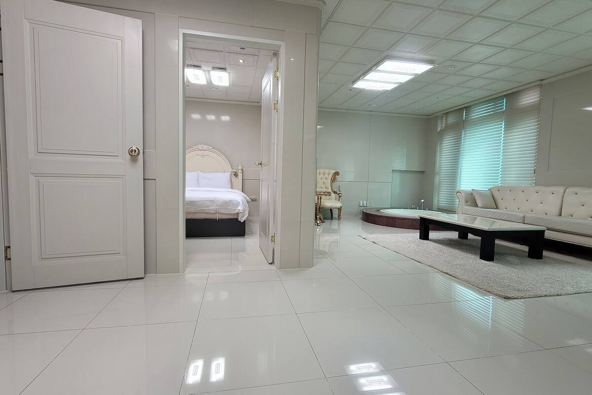 family suite | laptop workspace, iron/ironing board, free wifi, bed sheets