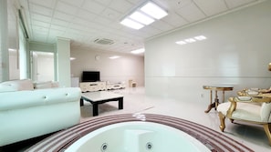 Family Suite | Espacio para trabajar con laptop y tabla de planchar con plancha