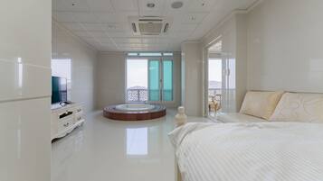 Deluxe Suite | Laptop workspace, iron/ironing board, free WiFi, bed sheets