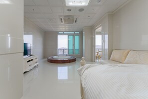 Deluxe Suite | พื้นที่ทำงานแบบใช้แล็ปท็อป, เตารีด/โต๊ะรีดผ้า, Wi-Fi ฟรี, ผ้าปูที่นอน