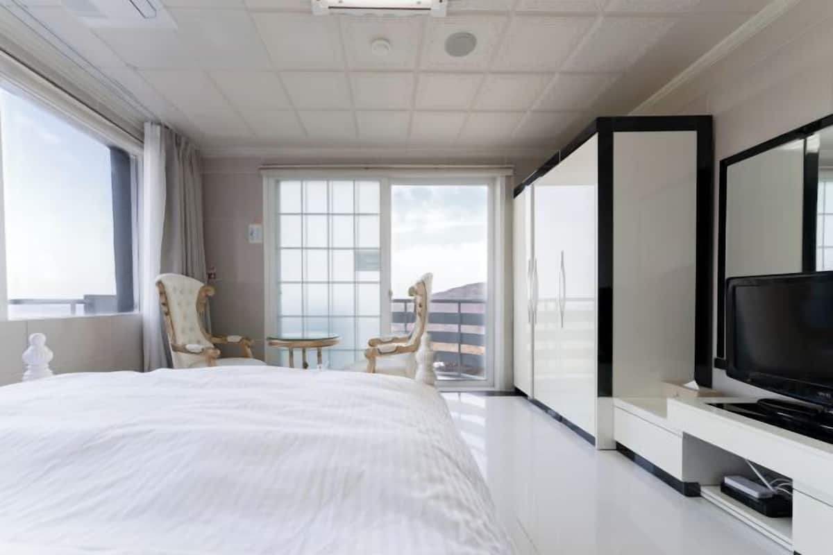 Laptop workspace, iron/ironing board, free WiFi, bed sheets