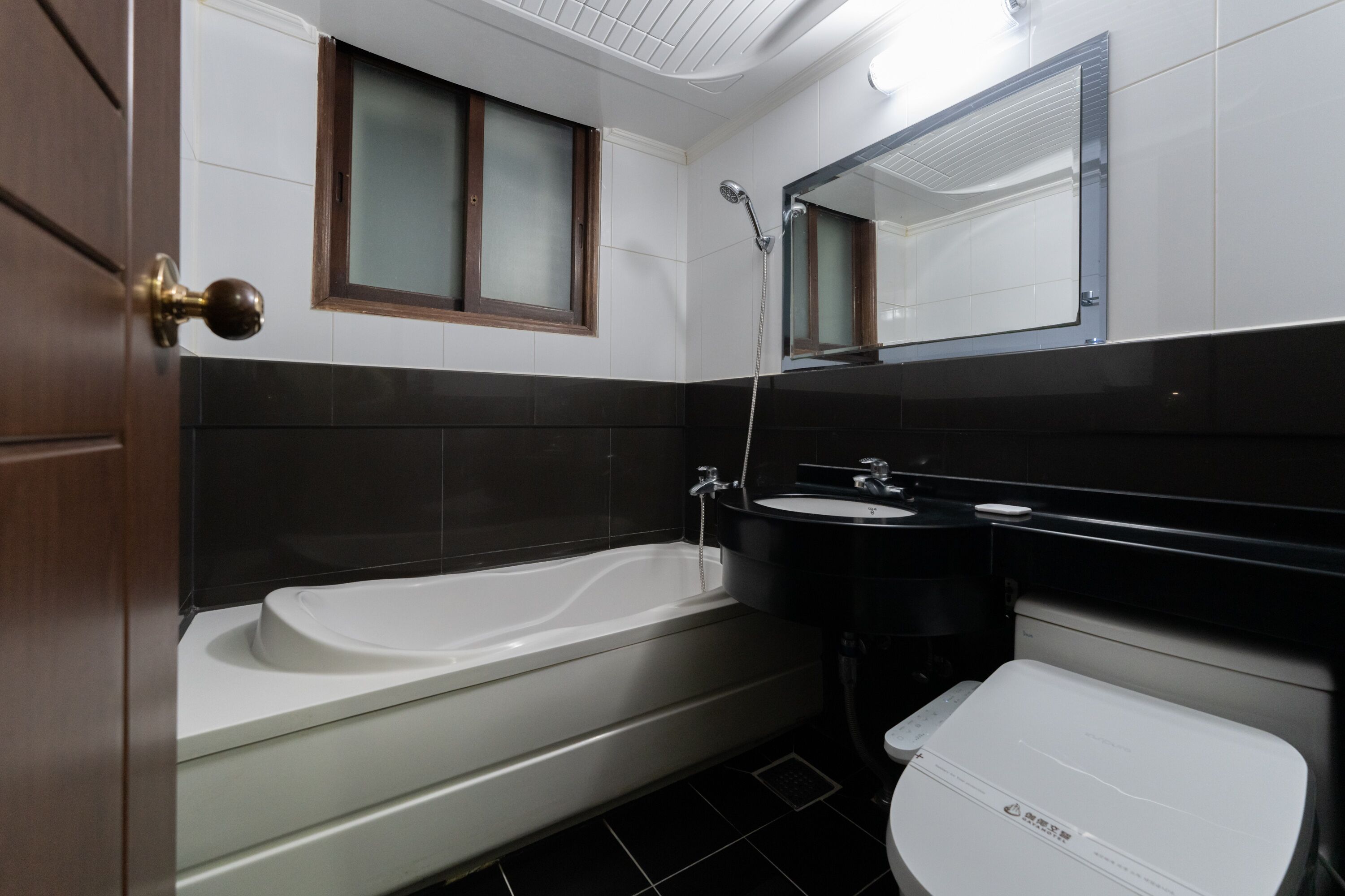 Un baño moderno con una bañera, un lavabo e inodoro.