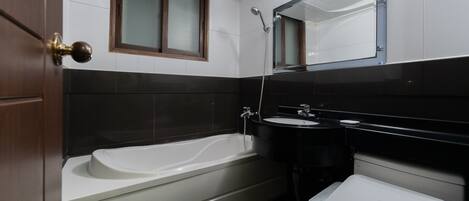 Un baño moderno con una bañera, un lavabo e inodoro.