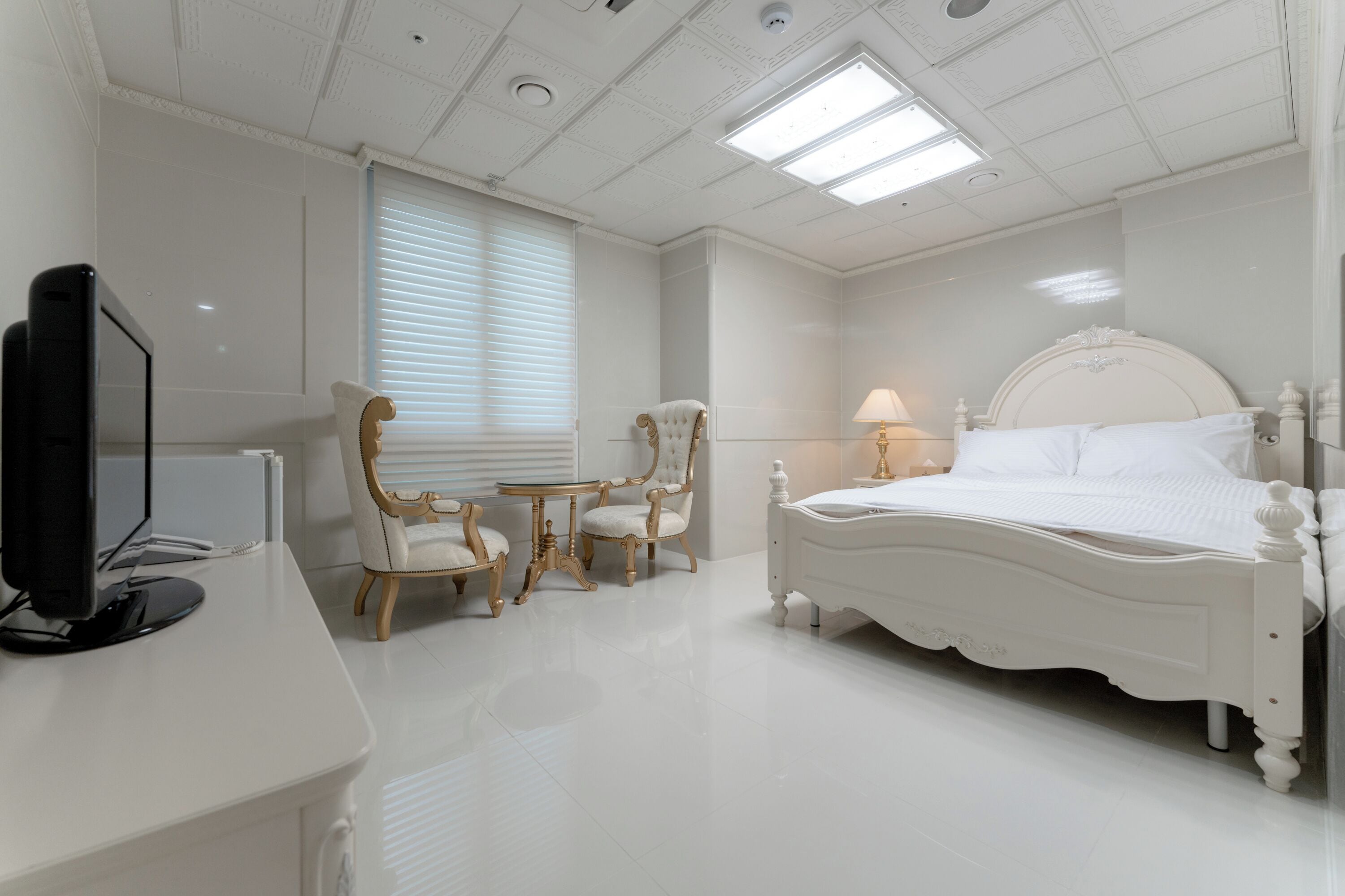 Deluxe Double (Double + Single) | Laptop workspace, iron/ironing board, free WiFi, bed sheets