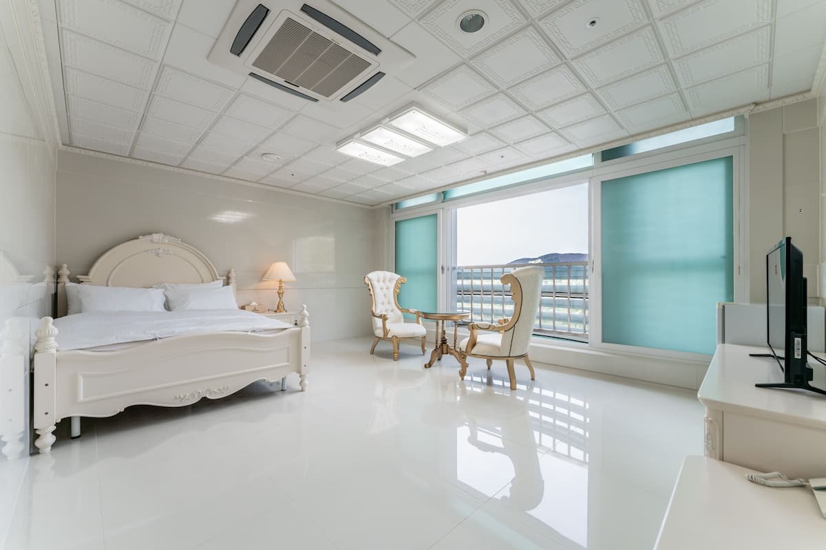 deluxe family double | laptop workspace, iron/ironing board, free wifi, bed sheets