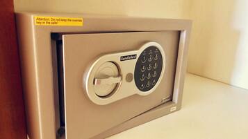 A safe with a combination dial and a keypad, labeled 'Sandleford'.