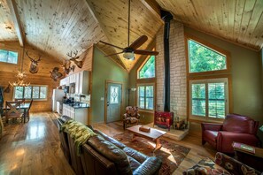 Smart TV, fireplace, table tennis, books - Brazos Bluffs Ranch: Beautiful Home in Rural Setting (Waco)