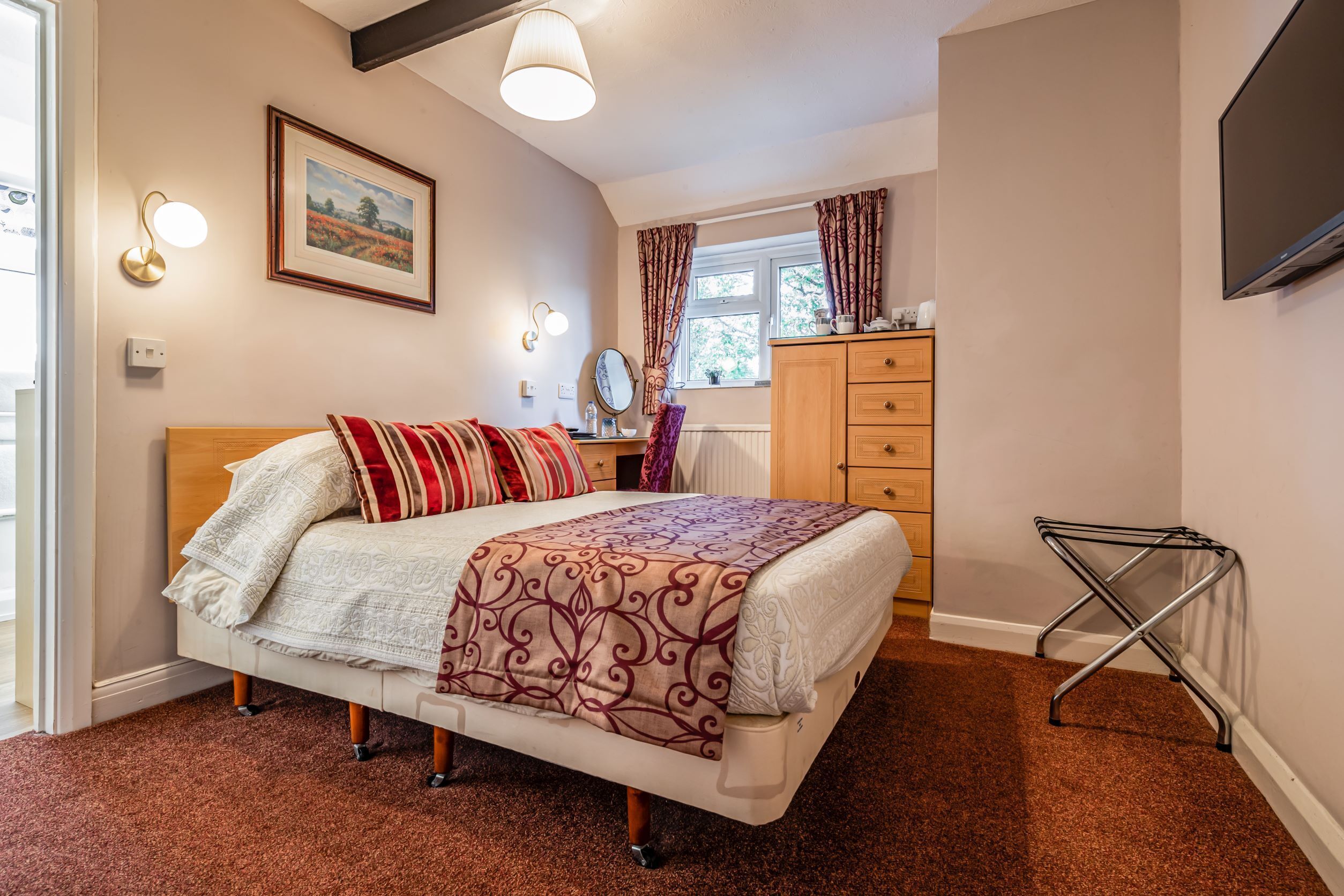 double room, ensuite | desk, iron/ironing board, free wifi, bed sheets