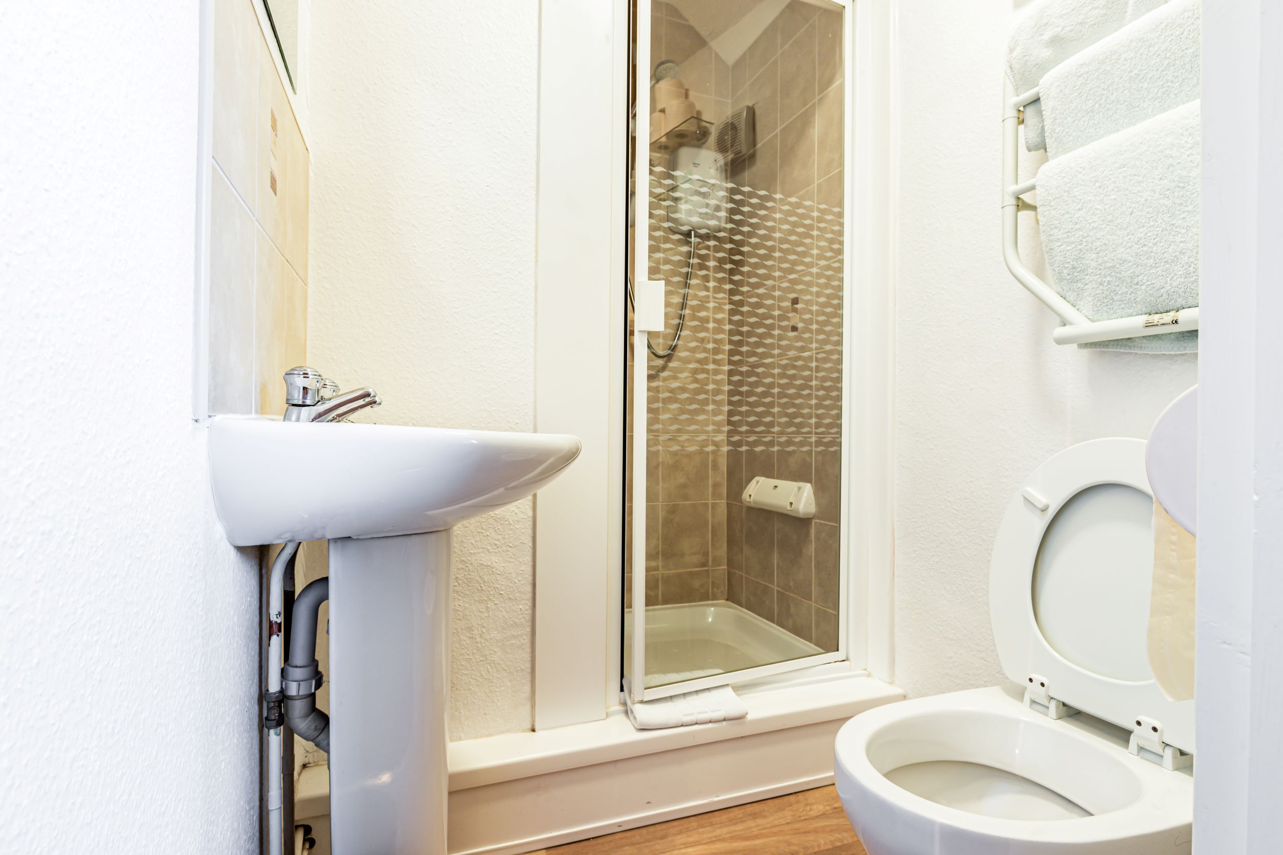 twin room, ensuite | desk, iron/ironing board, free wifi, bed sheets