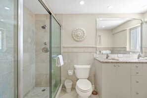 Shower, hair dryer, towels - Island House Beach Resort 14S (Siesta Key)