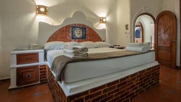 5 bedrooms, in-room safe, desk, iron/ironing board