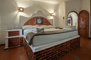 5 habitaciones, caja de seguridad en la habitación y escritorio 