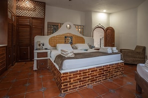 5 chambres, coffre-fort, bureau, fer et planche à repasser