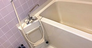 Combined shower/bathtub, free toiletries, hair dryer, slippers