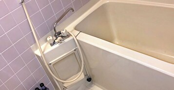 Ducha y bañera combinadas y artículos de higiene personal gratuitos