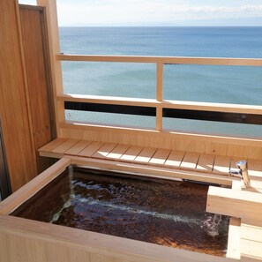 A wooden bathhouse with a view of the sea. - Yunohana-tei (Izu)
