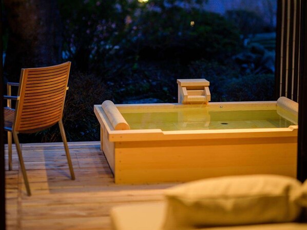 A wooden hot tub on a deck with a chair and a small table. - Shirakabeso (Izu)