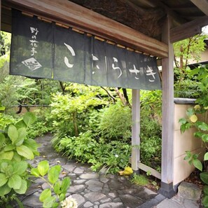 Exterior detail - Nonohanatei Komurasaki (Shimoda)