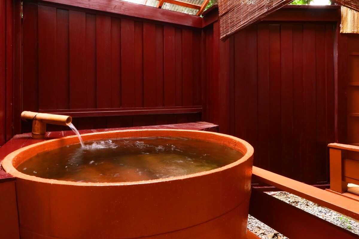 Un jacuzzi con una banca de madera y un revestimiento de madera.
