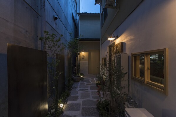 Front of property - evening/night - Shizuya KYOTO - Hostel (Kyoto)