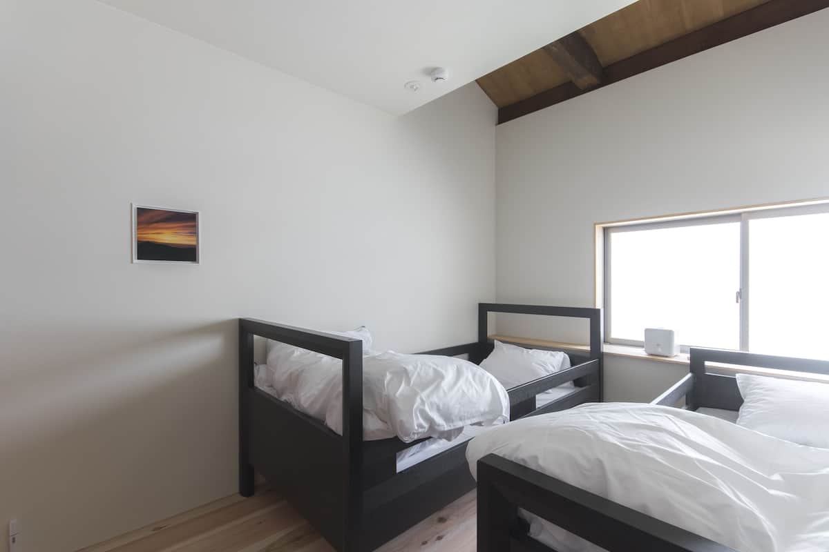 Habitación básica con 2 camas individuales, baño compartido, en edificio anexo | Tabla de planchar con plancha, wifi gratis, ropa de cama