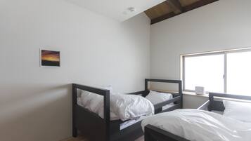 Chambre avec lits jumeaux, salle de bains commune, dans les dépendances | Fer et planche à repasser, Wi-Fi gratuit, draps fournis