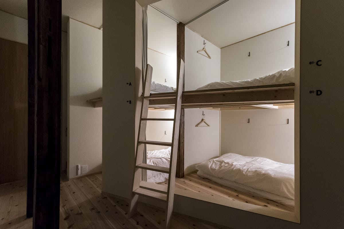 Dormitorio compartido, solo para mujeres, baño compartido (1 Bed in 4-Bed Room) | Tabla de planchar con plancha, wifi gratis, ropa de cama